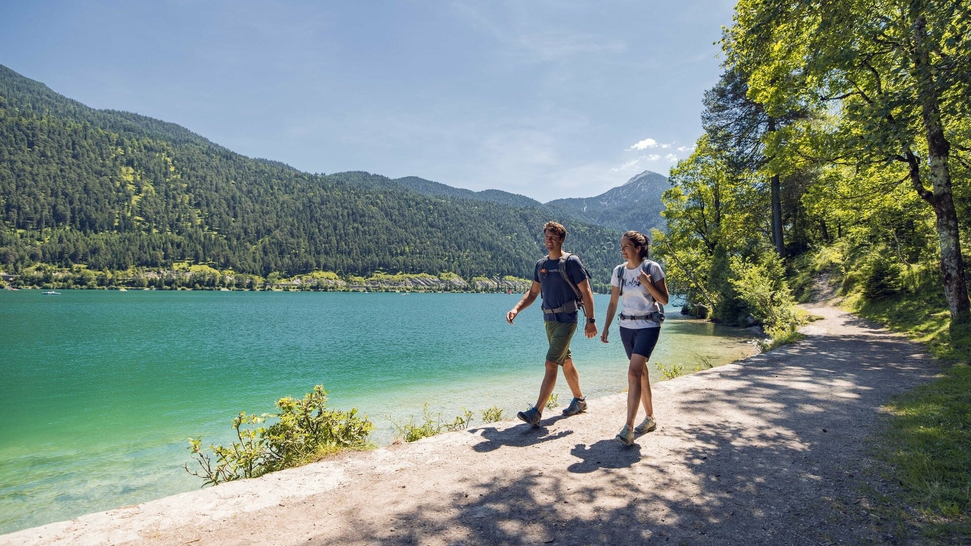 Paar wandert am malerischen See entlang