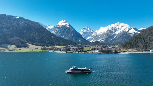 achenseeschifffahrt bei pertisau am achensee im frühling /// achenseeschifffahrt in pertisau am achensee